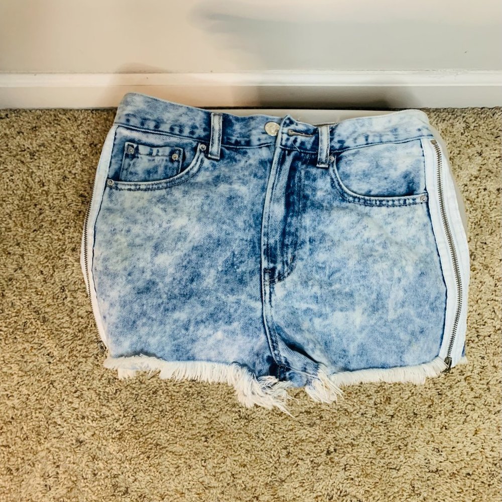 Forever 21 denim shorts Zipper on both sides size 25